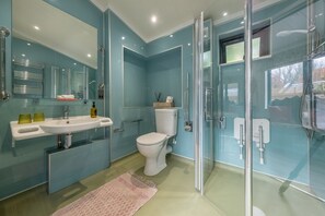 Hewie's Cottage: Generous shower room with low sink and accessible wet room