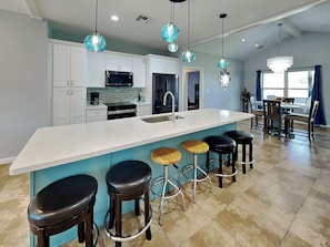 Full Size Kitchen with Break