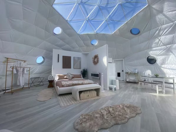 Skylight, bay window, studio bedroom with king size bed. Queen air mattress.