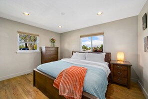 Bedroom | King Bed with Walk-in Closet and Ensuite Bathroom