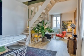 Salon avec table à manger
