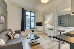 Espace jour avec table à manger relevable et dépliable
