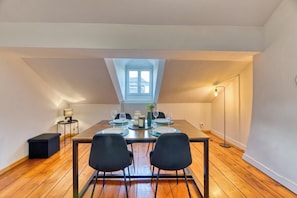 Table à manger et nécessaire de cuisine
