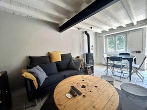 Salon avec table à manger