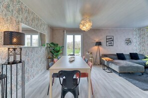 Salon avec accès jardin