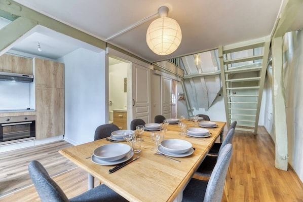 Table à manger avec assises