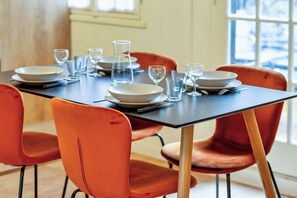 Table à manger avec assises
