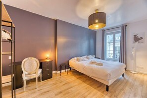Chambre avec rangements