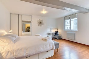 Chambre avec bureau