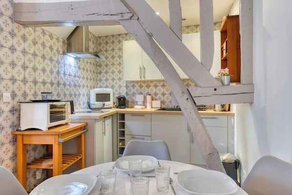 Cuisine ouverte sur séjour aménagée et équipée