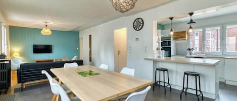 Table à manger avec assises