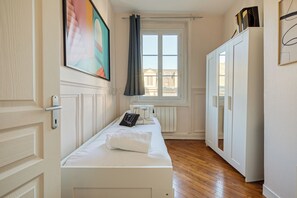 Chambre avec rangements
