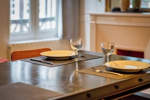 Table à manger et nécessaire de cuisine