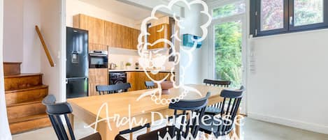 Cuisine ouverte sur séjour aménagée et équipée