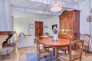 Salon avec table à manger