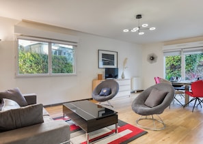 Salon avec table à manger