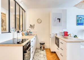 Cuisine ouverte sur séjour aménagée et équipée