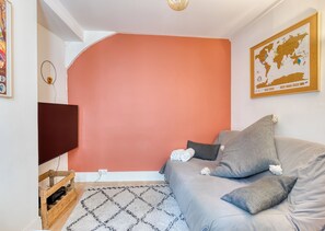 Chambre avec lit convertible et TV
