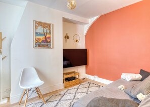 Chambre avec lit convertible et TV