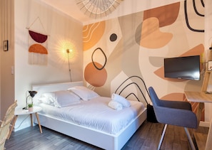 Espace chambre dans le studio avec lit double