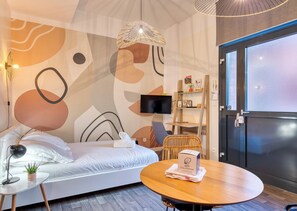 Espace chambre dans le studio avec lit double