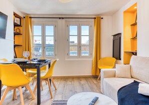 Salon avec table à manger et console dépliable