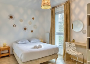 Chambre avec bureau