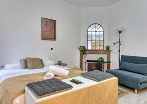 Salon douillet avec cheminée décorative