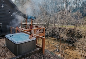 Hygge Hollow-hot tub