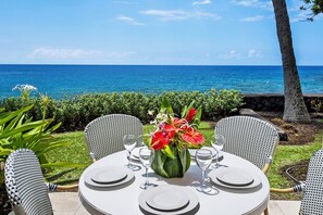 Dine al fresco on the shaded lanai, where ocean breezes and crashing waves set the perfect island mood.