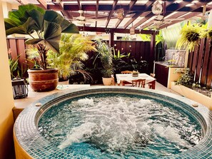 Private jacuzzi. It's not heated but it's delightful. (Please supervise kids).