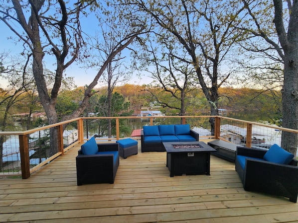 Huge Deck w/ gorgeous view, comfy outdoor furniture and firetable