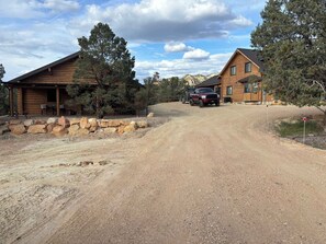 Driveway leading to Turquoise Tumbleweed (cabin on the left) and Pinyon Ridge (cabin on the right)