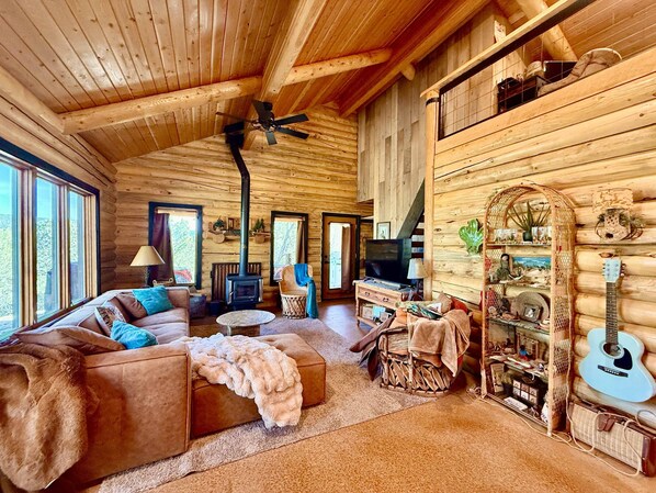 Welcome to Turquoise Tumbleweed, where comfort meets rustic charm. This new cabin is nestled in the trees and sleeps 4, has all the conveniences of home, offers a private hot tub, and is in close proximity to Zion National Park and Bryce Canyon!