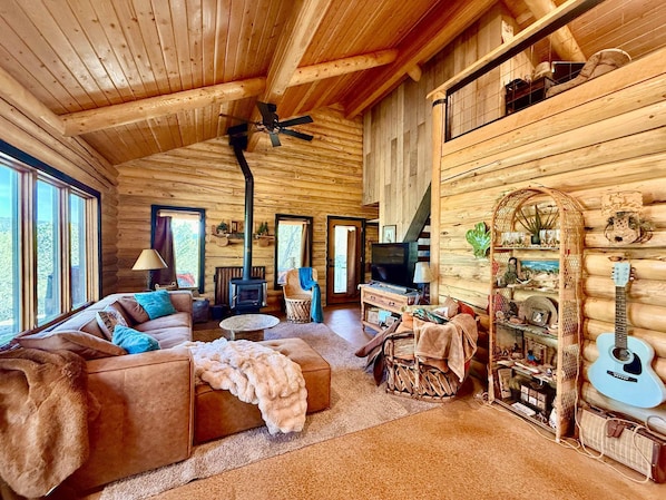 Welcome to Turquoise Tumbleweed, where comfort meets rustic charm. This new cabin is nestled in the trees and sleeps 4, has all the conveniences of home, offers a private hot tub, and is in close proximity to Zion National Park and Bryce Canyon!