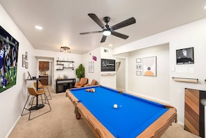 Game room w/ pool table & Smart TV