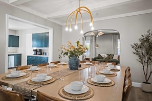 Large dining table even for larger groups!