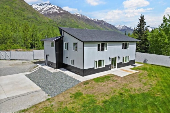 Cozy 7-sleeper home nestled in the mountains