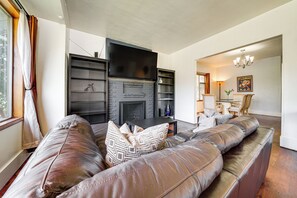 Living Area | Flat-Screen TV | Dining Table | Dishware/Flatware
