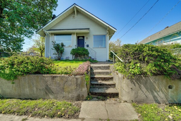 Seattle Vacation Rental | 2BR | 1BA | Steps to Enter | 1,200 Sq Ft