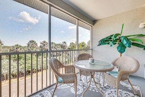 Screened Balcony | Outdoor Seating