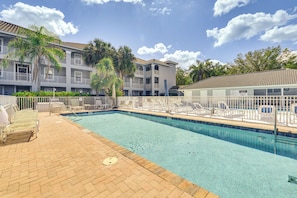 Community Pool | Vanderbilt Villas II