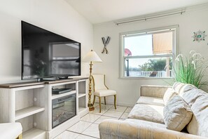 Living Room | Free WiFi | Smart TV | Electric Fireplace
