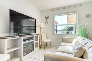 Living Room | Free WiFi | Smart TV | Electric Fireplace