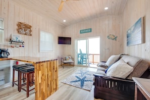 Living Room | Free WiFi | Smart TV | Queen Sleeper Sofa | Single-Story Cottage