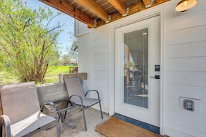 Shared Patio | Shared Gas Grill | Entry