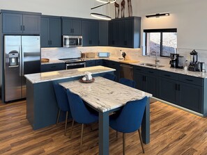 Full kitchen - everything you need to cook!