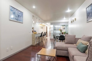 Livingroom with sofa and TV