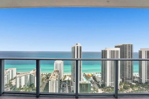 39th floor terrace view of the ocean at 180 degrees (1)