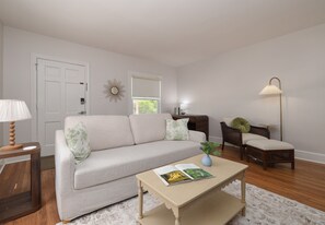 Spacious Living room w/ Desk